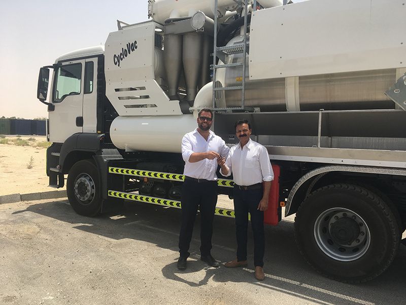 Robert Schuyt overhandigt een KOKS CycloVac vacuümwagen aan een klant in Saoedi-Arabië